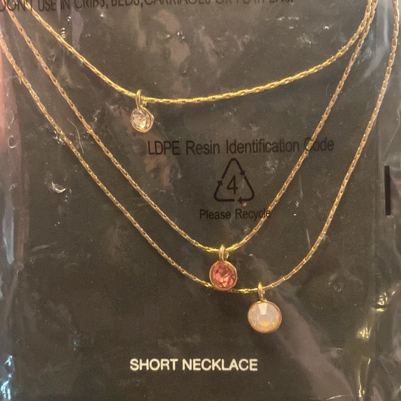 NWT Multi-layer necklace in pink - Picture 3 of 4